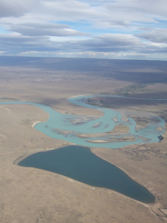 エル・カラファテ到着少し前の風景。<br />隣に座っていたバティスチュータがなんとか川だと教えてくれましたが、よくわかりませんでした。<br /><br />（後で調べたらRio Santa Cruz サンタ・クルス川でした）