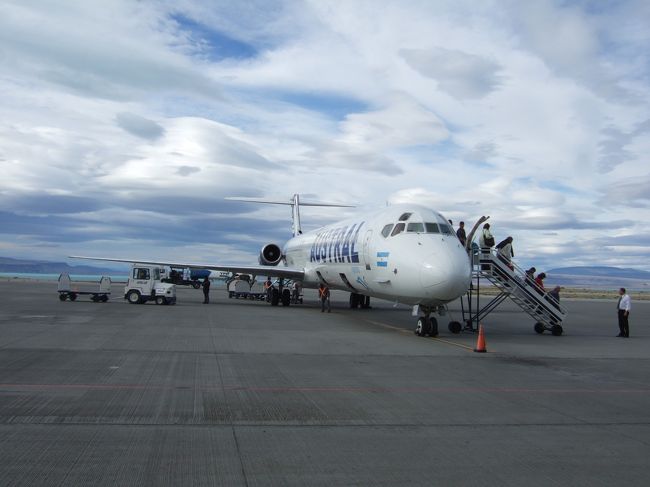 エル・カラファテに無事に到着。<br />冷静に考えるとアエロパルケとエル・カラファテ間の飛行時間が行きは２時間、帰りは４時間になっている・・・。<br />バゲージクレームの横にあるレミース受付カウンターでバスターミナルまでを予約。８０ペソ。<br />歩き方では３０ペソって、いつの情報なの？<br />何故か荷物のピックアップ後中身の検査を受けました。<br />街への道中にレミースの運転手に時刻を聞くと「１９時」<br />やっぱりブエノス・アイレスとは１時間の時差！！<br />こんな情報が現地で初めてわかるなんて・・・とビックリしました。<br /><br />口コミにも投稿しましたが、まとめますと、２００８年１０月よりサマータイムが実施され、その間ブエノス・アイレスは日本時間から１１時間遅れになります。<br />更にはエル・カラファテはその期間でもサマータイムは採用していないので、日本からは１２時間遅れのままとなります。<br /><br />なお歩き方08-09版には「日本より１２時間遅れ。サマータイムは採用していない」とのみ書かれています。