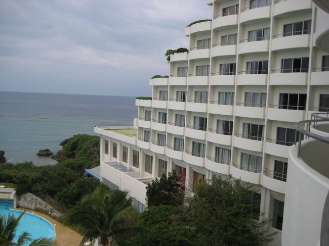 今度はお部屋のベランダに出てみました。<br /><br />この日はちょっとくもり気味。<br />それでも海は青くてキレイでした☆