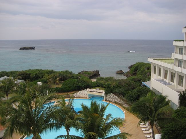 部屋から見える風景を、分割でご紹介。<br /><br />ぜ〜んぶつなげて、万座ビーチのパノラマをイメージしてみてください♪