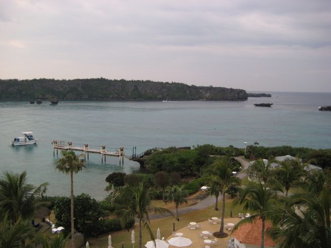 向こうが万座毛。