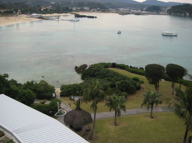 左下に見える白い屋根の部分が、朝食をいただいたレストラン「アクアベル」<br /><br />テラス席はセレブ空間でした♪