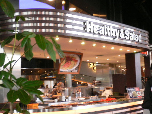 すぐ裏手にあるＤＦＳへ<br /><br />お土産を購入後はフードコートへ