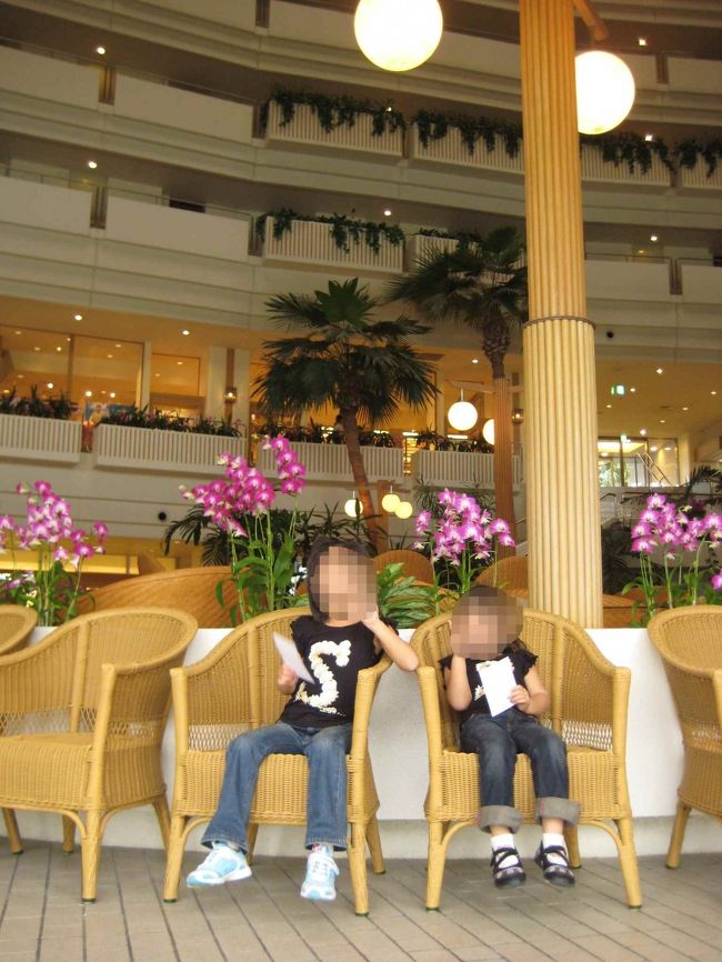 ごちそうさまのあとに、名残惜しくホテル内をお散歩です。