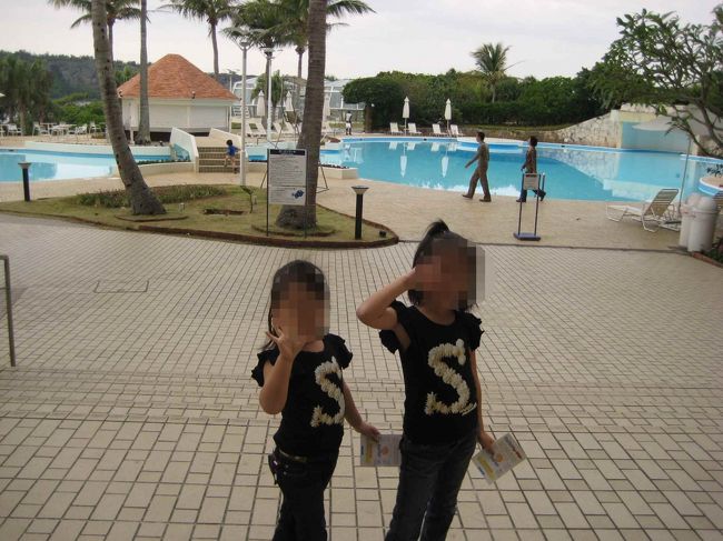 ガーデンプールに後ろ髪をひかれながら、<br />そろそろ万座ビーチとお別れです。。。