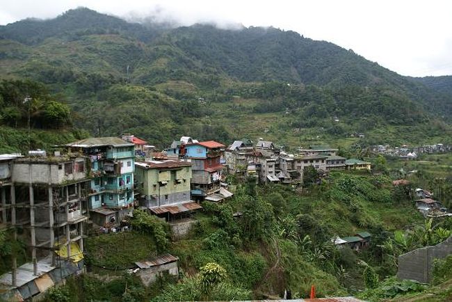 近代七不思議 <br />・中国の万里の長城 <br />・インドの廟堂タージ・マハル <br />・ヨルダンの古代都市遺跡群ペトラ <br />・ブラジル・リオ・デ・ジャネイロのコルコバードのキリスト像 <br />・ペルーのインカ帝国遺跡マチュ・ピチュ <br />・メキシコのマヤ遺跡チチェン・イッツァ <br /><br />などがあるようです。。。 <br />近代に絞ると７個中５個を制覇していました。。。 <br />メキシコのマヤ遺跡チチェン・イッツァは近くまで行ったのですが見に行かず、今となってはちょっと後悔・・・ <br />残る１つはブラジルだ！！！ <br />その七不思議の次の８番目の不思議と言うのがフィリピンにありました。。。 <br />誰が言い出したかは不明で怪しさプンプンですが・・・ <br />