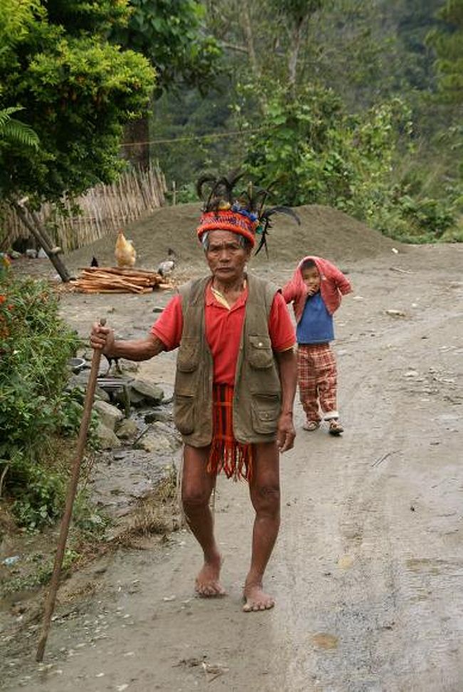 その場所はマニラの北、バスで９時間行ったところにあるバナウェにある棚田がそれでした。。。 <br />バナウェは山に囲まれた静かな場所で、その山を切り開き約２０００年前にイフガオ族によって造られました。。。 <br />イフガオ族は高床式住居に住み、男はふんどし姿に鳥の羽の付いた帽子をかぶっていて、今でもその姿で暮らしてる人も少ないがいてた。。。 <br />しかしそのほとんどが観光客目的のコスプレ化しているが、未だに生活として着てる人もいてて、その差は何か？？？ <br />それは単に写真を撮れとか言ってきたり、チップを要求してくるかどうかだ。。。 <br />俺の出会ったじいちゃんは山道を間違えてちょっと奥に入っていた村にいた。。。 <br />観光客など来なさそうな場所にふんどし姿のじいちゃんがいた。。。 <br />そんなじいちゃんを撮っていいのか迷ったが、カメラを向けてみても動じることなく強面の顔でこっちを向いている。。。 <br />数枚シャッターを切って液晶画面をじいちゃんに見せると、白内障でかなり視力は落ちてそうな目で液晶を凝視しはじめてニコッと笑った。。。 <br />もちろん何も要求することなく、じいちゃんにありがとうと言うと、じいちゃんも軽く手を上げてくれた。。。 <br />