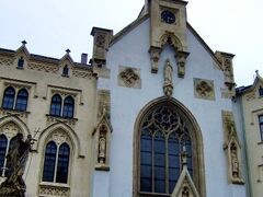 「ウルスラ教会　The Ursuline Church」
 
1864年に建てられたネオゴシックの教会。

教会の前のマリア噴水は18世紀からある。