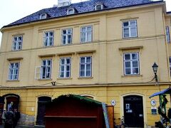 「薬局博物館　Pharmacy House」
 
15世紀から17世紀にかけての歴史的な薬学者たちの遺品、
ウィーンの古い磁器などが収められている。