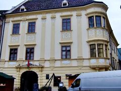 「シュトルノの家　Storno House」
 
後期ルネサンス様式のこの家は、
市の中でも最も魅力的な建物のひとつ。

１階は、ショプロンの歴史博物館、
２階は、シュトルノ家所有の三代にわたる美術品のコレクションがある。