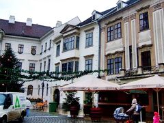 「将軍の家　The General's House」と
「ファブリツィウシュの家　Fabricius House」

このバロック様式の家は、
ローマ時代から17世紀にかけての基礎の上に建てられた。

庭には、
ゴシック様式のバルコニーがあり、

地下室には、
ローマ時代のトゥリアス、ジュピター、ミネルヴァ、ミトゥラス神の彫刻、
3000年前につくられた太陽礼議の像と、イリリアンの骨つぼがある。 