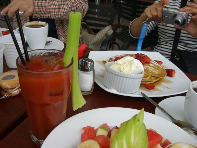 機内であまり寝られなくて到着後気分不良…。<br />食べるの大好きな私ですが、みんなが美味しそうな甘そうなパンケーキを頼んでいるのに<br />ひとりだけフルーツサラダとトマトジュース。<br />天気も悪く、ちょい寒でした。<br />