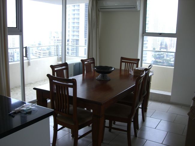 ダイニングテーブル。<br />この日は夜に従姉妹の友人たちと夕食会をしました。