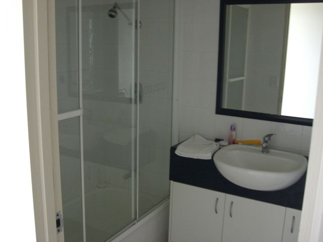 扉のむこうはシャワールーム。<br />引き戸なシャワールームは初めてで驚きました。