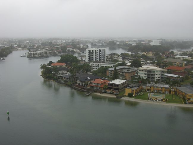 川も見え（これまた天気が…）、スーパーなども近く良い立地でした。