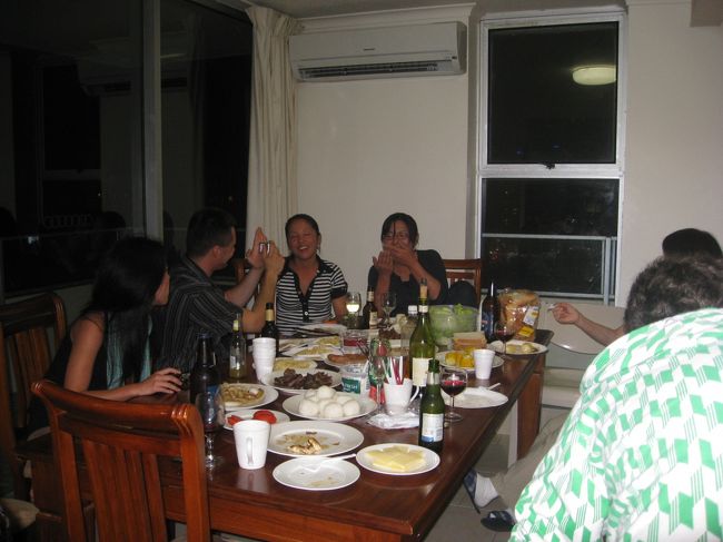 本当は庭でバーベキューの予定でしたが諸事情により室内に変更。<br />友人には外国の方も含まれていて喋れない私はどぎまぎしてました。<br />でも楽しかったです。<br /><br />