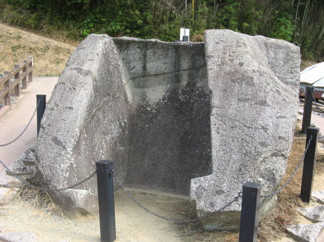 田んぼの中にある「鬼の雪隠」（おにのせっちん）は古墳の石室の一部と言われているそうです。