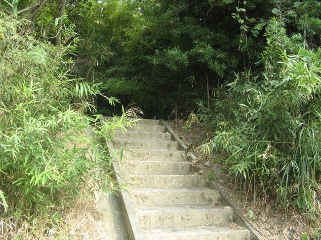 「鬼の俎」へは数段の階段を登ります。