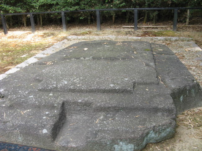 「鬼の雪隠」のすぐ後ろにある「鬼の俎」（おにのまないた）も古墳の一部とされています。