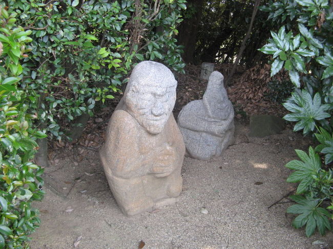 ４つのうち３つは裏表に顔が彫ってある二面石だそうですが、柵のこちら側からは全く見えません。。。何とも奇妙な顔に見えました。