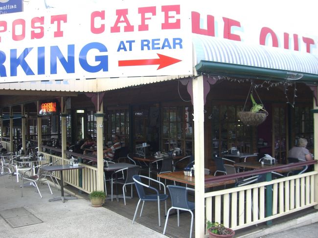 山を降りたら昼食です。<br />このお店でミートパイを食べました。<br />あたりにはミートパイのお店が沢山ありました。