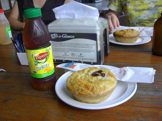 私が頼んだのはマッシュルームのミートパイとマンゴーティ。<br />大きくて1つ食べるのが大変でした。