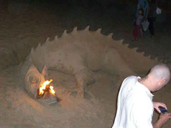 海岸に居た砂の恐竜の鼻から火が！