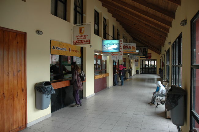 レミースでホテルではなくバスターミナルに直行したのは、明日からのツアーやバスを予約するため。<br />明るいですが夜７時半頃でしたので、できるだけの予約をしてしまおう！<br />まず中央のCALTURで第５、６日のエル・チャルテンへの往復のバス便（往復１３０ペソ。１ペソ≒２７円）と、奥のChalten Travelで第７日のペリト・モレノ氷河ツアー（１１０ペソ）の予約を完了。<br />（後日談：ペリト・モレノのツアー代が異常に安いのですが、後でボート乗船代８５ペソと国立公園入園料４０ペソが掛かりました。）<br /><br />予め日にちと曜日、行きたい目的地と時刻を表にまとめてプリントアウトしたものを準備していましたので、要求はスムーズに伝わりました。<br />ＮＺ旅行の時に身に付けたワザです。