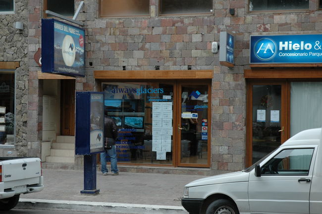 早速街の中心へ・・・と思ったら、目の前には何段もの階段。<br />バスターミナルは丘の上にあるため、スーツケースを持って階段を下りてゆきました。<br />そしてここAlwaysglacierという旅行会社で明後日、第４日のパイネ日帰りツアーを予約。<br />３００ペソ。（１ペソ≒２７円）<br />場所はメイン通り沿い東寄りにあります。