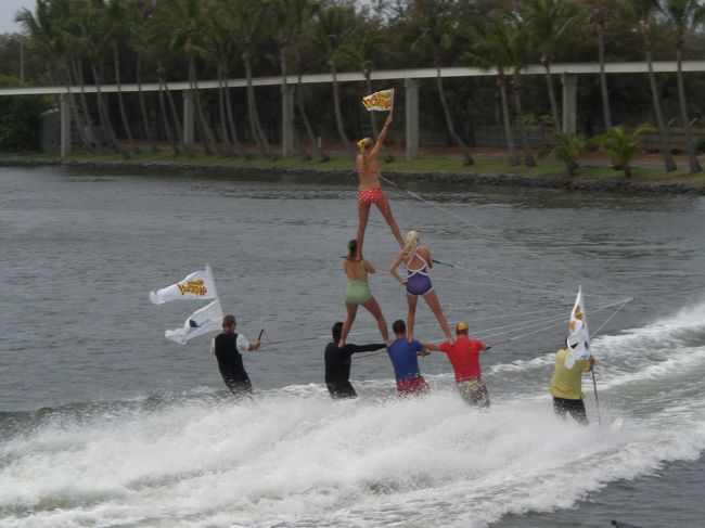 ショーがものすごかったです。<br />水面に立つのもすごいと思うのに<br />飛んだり回ったり人が立ったり！