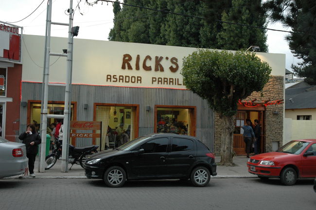 ミヤザト・インのご主人に「お肉が食べたい」といって教えてもらったのが、このRick's。<br />安くて人気があるから回転が速く肉が新鮮、とのこと。<br />１５分ほど並んでから入店。<br />４５ペソでサラダとお肉が食べ放題。<br />サラダはビュッフェ形式、お肉は焼けたら適当に持ってきてくれます。