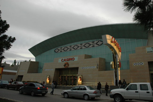 エル・カラファテに不釣り合いなこの建物はカジノです。<br />ここだけ異様に浮いていました。<br />ナイアガラの町のように俗っぽくなって欲しくないものです。<br />人の出入りしている姿はほとんど見かけませんでした。