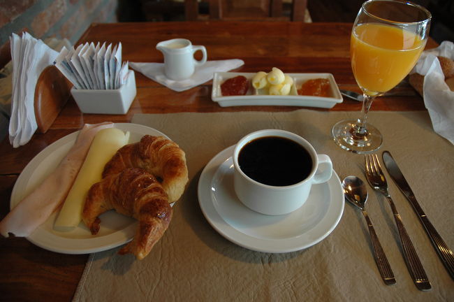 ミヤザト・インの朝食。<br />温かいクロワッサンとハム、チーズ。<br />オレンジジュースもおいしかった。