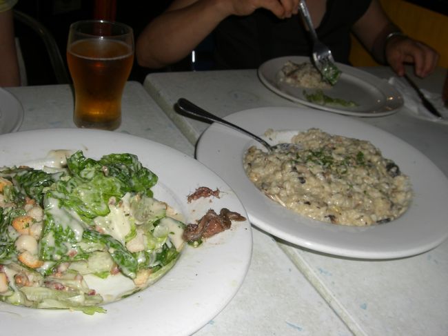 夕食はイタリア料理屋さんで。<br />頑張って注文しましたが、どうしても<br />andが言えずに「〜と、」って言ってしまいました。<br /><br />写真右側のきのこのリゾットめちゃうまでした。<br />もう一回食べたいくらい！