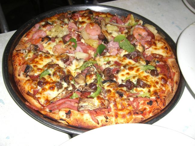 確かハーフアンドハーフにしたピザ。<br />これも美味しかったです。<br />四人でやっとの思いで食べました。<br />毎日美味しいものを沢山食べて確実に体重upしてたと思います。