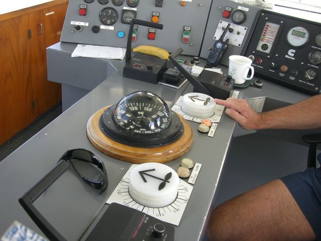 島へはフェリーに乗って移動です。<br />操縦室に入らせてもらえました。<br />大きなコンパス？の両側にある、矢印の書いてある白い円形のもので操縦するらしいのですが<br />「なんで2つあるの？」<br />とたずねたら<br />「右手で操縦してて疲れたら左手で操縦するんだよ」とのこと。<br />いやいや答えが外国らしいなぁ。