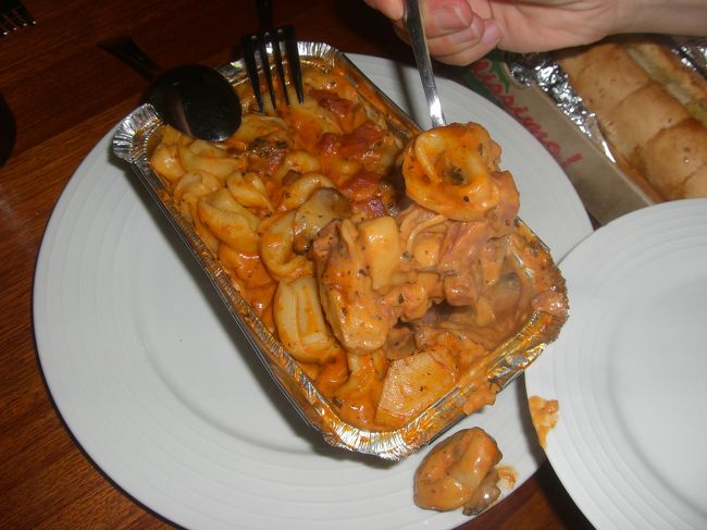 海でたっぷり遊んだのでみんな疲れていて<br />作るのも食べに行くのも気分じゃなかったので<br />従姉妹友人の働くピザ屋さんでお持ち帰りしてきました。<br />これは名前は忘れましたがパスタです。<br />トマトソースでおいしかったです。