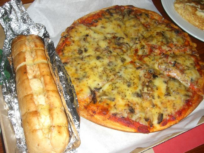 きのことチーズのピザ（たぶん）とガーリックブレッド。<br />このガーリックブレッドにはまってお土産に買って帰りました。<br />ホイルに包んだままオーブンで焼くと外がかりっと<br />中がふんわりでガーリックバターがたっぷりでめちゃおいしいのですよ！<br />食べた後かなりにおいますけどね（汗）