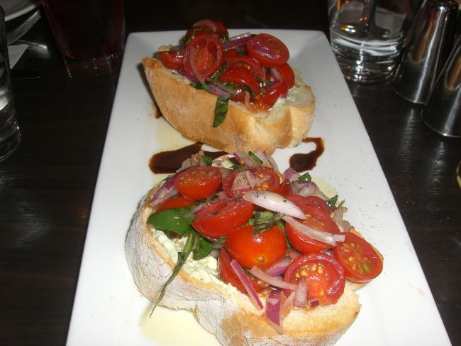 買い物のあとカジノでちょっと遊んだら最後の夕食です。<br />KOIってお店に行きました。<br />カップルで行ったらいい感じのお店でした。<br />写真はブルスケッタ。