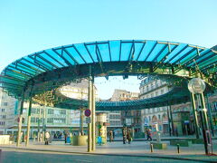 トラムA,B,C,D線が交差する停留所　Homme de Fer(オム・ド・フェール)

クレベール広場はすぐそこ。徒歩1分ぐらいでプランタン、ギャラリー・ラファイエット等が建ち並ぶ繁華街です

まずここから中央駅まで徒歩で向かうことにしました