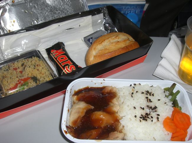 一回目の機内食。<br />てりやきチキンを選びましたが…いまいちでした。<br />そういや外国のてりやきって焼いてなくて<br />てりやきソースがかかってるだけですよね。<br />しかもソースの味がてりやきっぽくない。