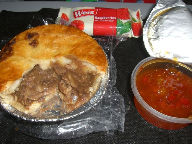 到着前の軽食。<br />キッシュとミートパイと選べたのでミートパイにしましたがこれが正解！<br />中のお肉が好みの味でおいしかったです。<br />右の赤いのはスイートチリソースでつけたら味が変わって最後まで飽きずに食べられました。