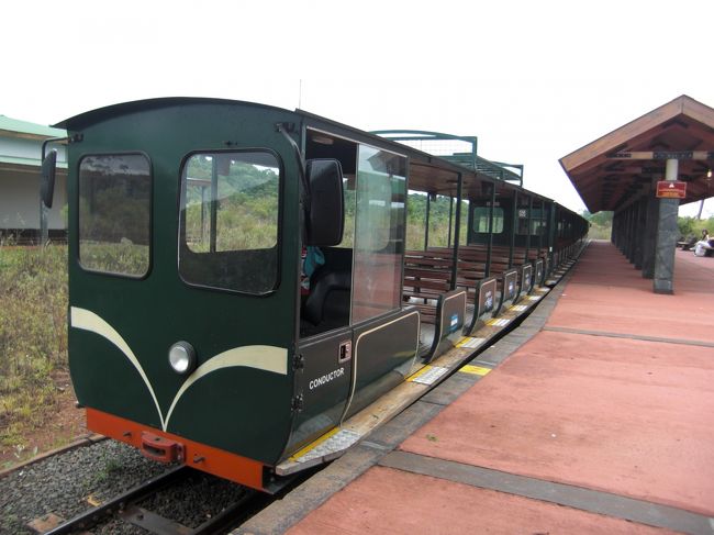 公園内は広いので、列車が走ってます。<br />いちばんの見どころの「悪魔ののどぶえ」は奥の方だから乗って行きます。<br />３０分おきとかそれくらいしか出ない。観光客の多さの割に、運行本数が少ないと思う。<br />（混むと乗りきらないのでは。）<br />