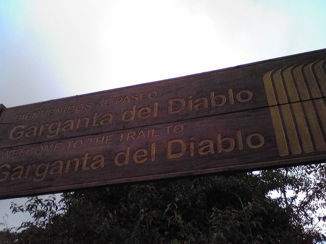 ２つめの駅で降りる・・・ても、全部で３つしか駅ないのでつまりは終点。<br />（ちなみに、真ん中の駅でどっち側から来ても乗り換えになる。）<br /><br />降りたら、看板が出ていて、遊歩道にしたがって歩いて行きます。