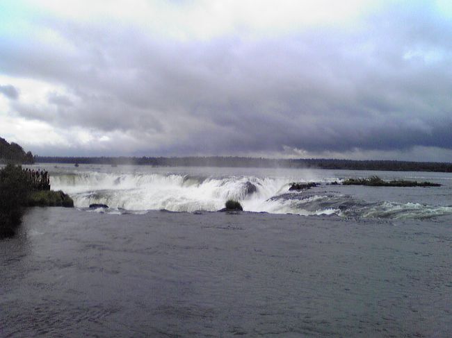 水面がくぼんでいるように見える・・・<br />来た！