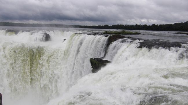 写真で見てもすごいなと思ってたけど<br />実物は、目で見えるもの耳に聞こえるもの<br />肌に感じるもの<br />やっぱり迫力が違う・・・<br /><br />天気がよくなくて、この大きな滝にかかる虹は見えませんでしたが。<br /><br />ちょっと肌寒いくらいでした。<br />暑いの苦手だから、夏なのに快適に歩ける気候は、ある意味ついていたのか？