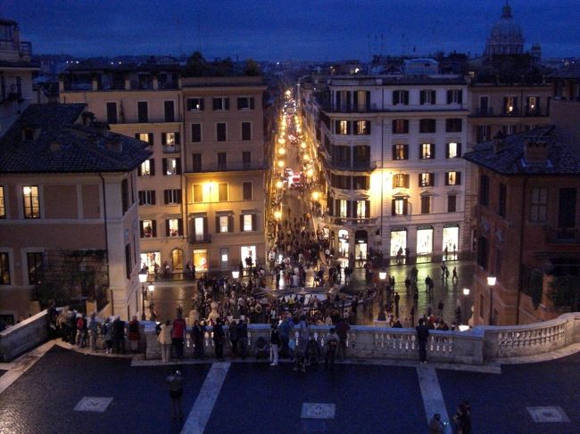 スペイン広場。<br />やはりここではアイスを食べなくては・・・でも寒い。