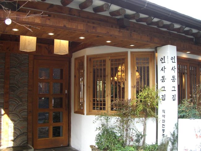 【仁寺洞】<br />仁寺洞へと電車で移動。<br />Ｃさんとも、会話もなんとか成り立ってます？<br />彼は、仁寺洞へはあまり来たことないらしく私が日本から持ってきた本を片手に案内しました。<br /><br />あまり地元人は、こないんだろうな。<br /><br />豆腐チゲを食べるために、飛び込みで入った店。<br />後から別の本を見たら載っていた。