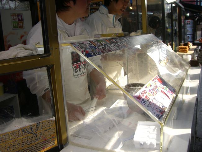 【仁寺洞】<br />実演販売っていうのだろうか。<br />お兄さん達の掛け声が面白くて、見るだけにしました。