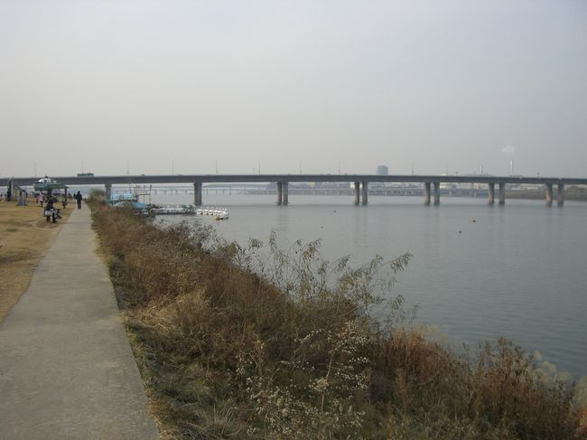 ヨイド公園を抜けて、漢江沿いを散歩<br /><br />ソウルを旅行してきた中で、こんなにゆっくりと平和に過ごしたことは、ないぐらいのんびりと時間が過ぎてます。<br />この景色、淀川河川敷にも似てます（笑）